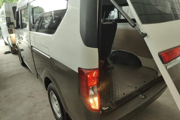 Used CHANGAN KUAYUE Xing V5 EV 2021 Luxury 6-Seater Passenger Bus with Lingdian System Rear Left 45 Deg