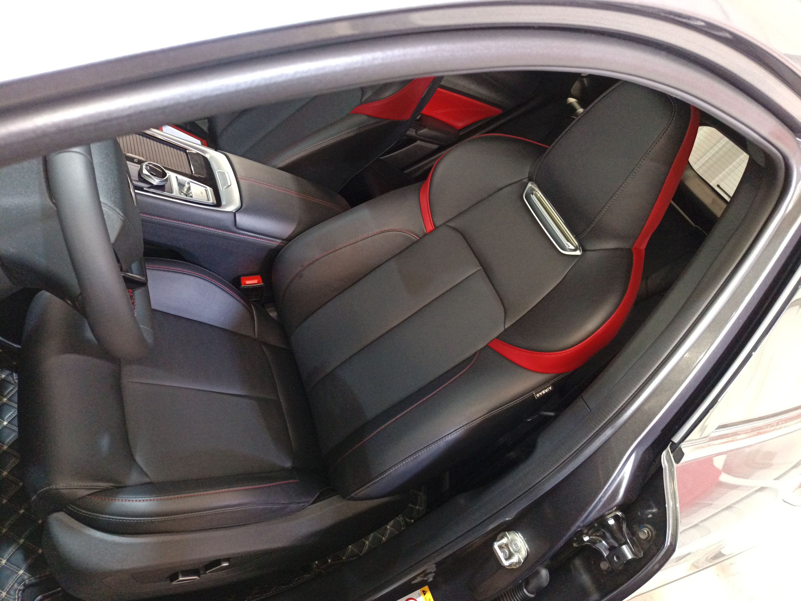 Переднее сиденье в автомобиле