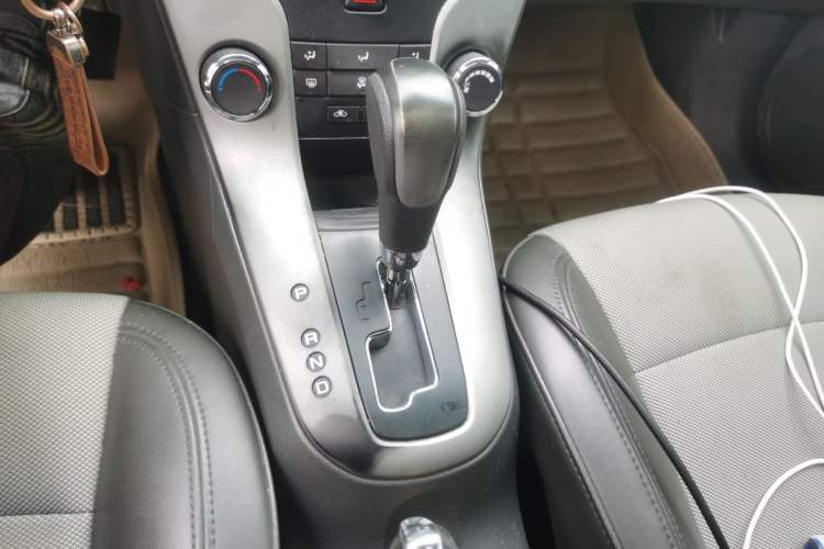 Used Chevrolet Cruze 2013 1.8L SE AT Gear Lever