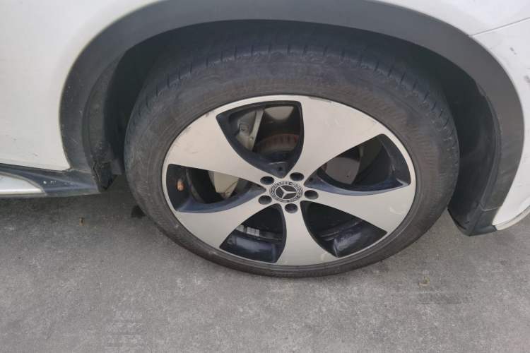 Used Mercedes-Benz GLC 2018 GLC 300 4MATIC Sport Edition Right Front Wheel Hub