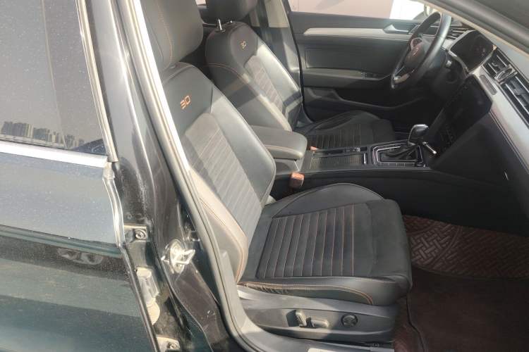 Used Volkswagen Magotan 2021 330TSI DSG 30th Anniversary Edition Right Front Seat