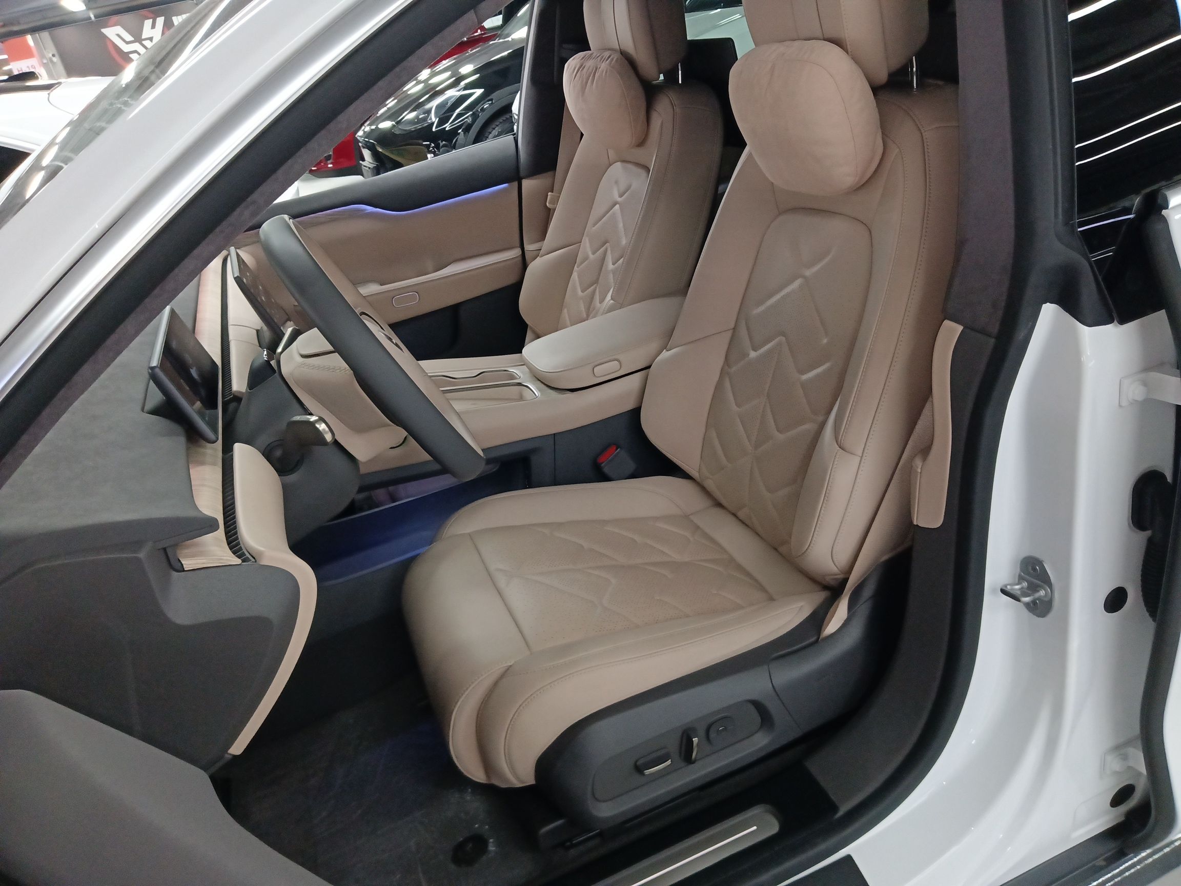 المقاعد الأمامية داخل السيارة