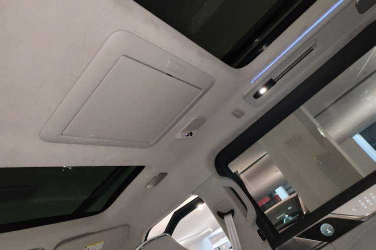 Used Volvo EM90 2025 Ultra Six-Seater