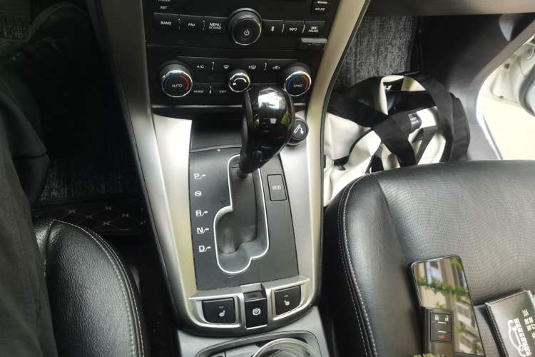 Used Chevrolet Captiva 2015 2.4L 4x4 Flagship Edition 7-Seater Gear Lever