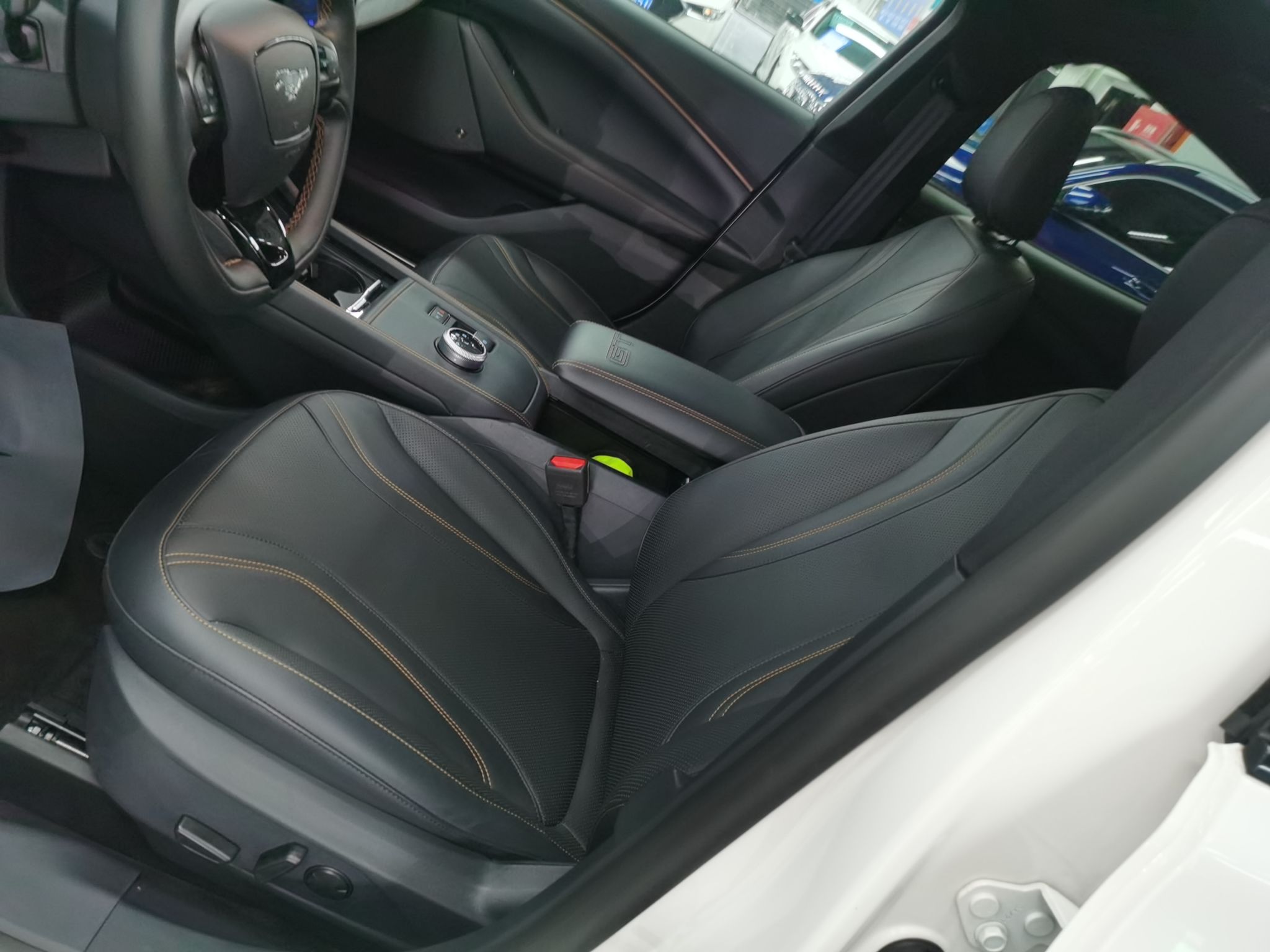 Переднее сиденье в автомобиле