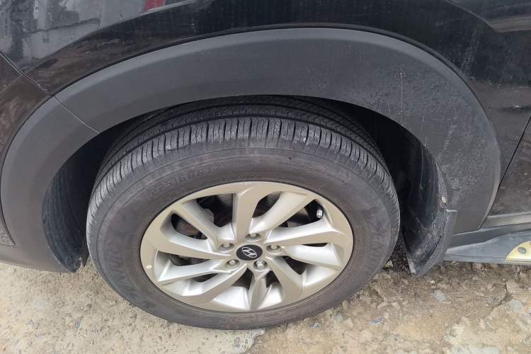 Used Hyundai Tucson 2015 1.6T Dual-Clutch Two-Wheel-Drive Smart Model Left Front Wheel Hub