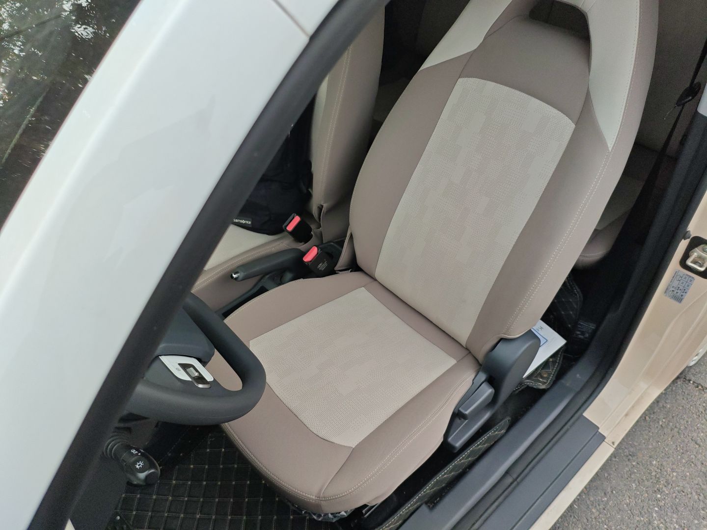 Переднее сиденье в автомобиле