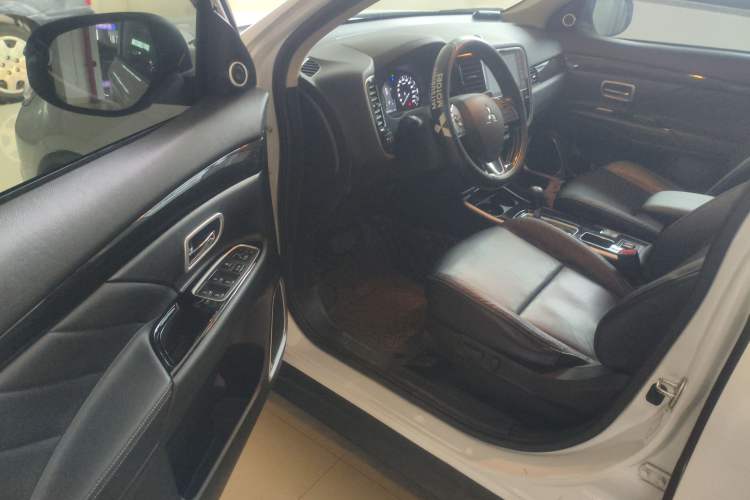 Used Mitsubishi Outlander 2019 2.0L Two-Wheel Drive Comfort Edition 5 Seats China V Standard