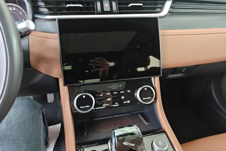 Used Jaguar XFL 2022 XFL 2.0T P250 Two-Wheel-Drive Elite Sport Edition Audio And AC Panel