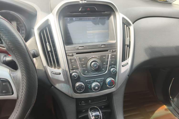 Used JMC Yusheng S350 2014 2.4T Automatic 2WD Diesel Luxury Version with Sunroof 5 Seats
