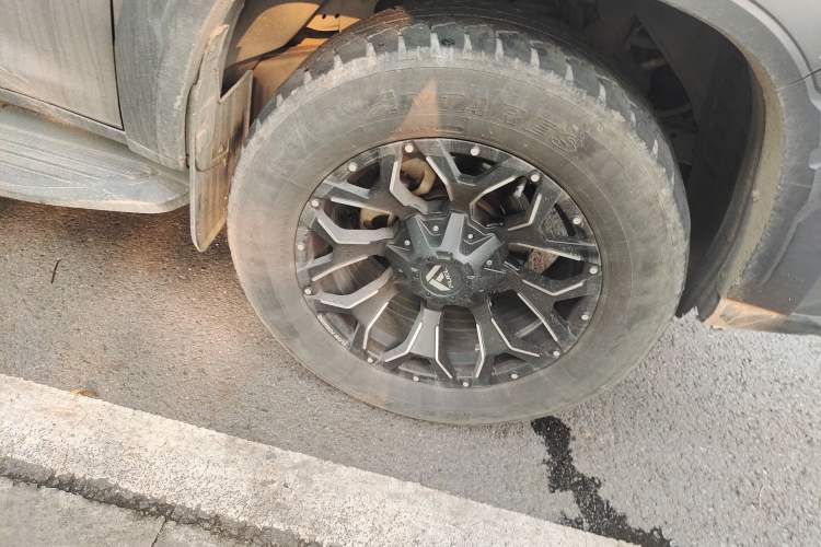 Used SAIC MAXUS T90 2021 2.0T Twin-Turbo Automatic All-Wheel Drive High-Ride Comfort Edition with Extended Cargo Space Right Front Wheel Hub