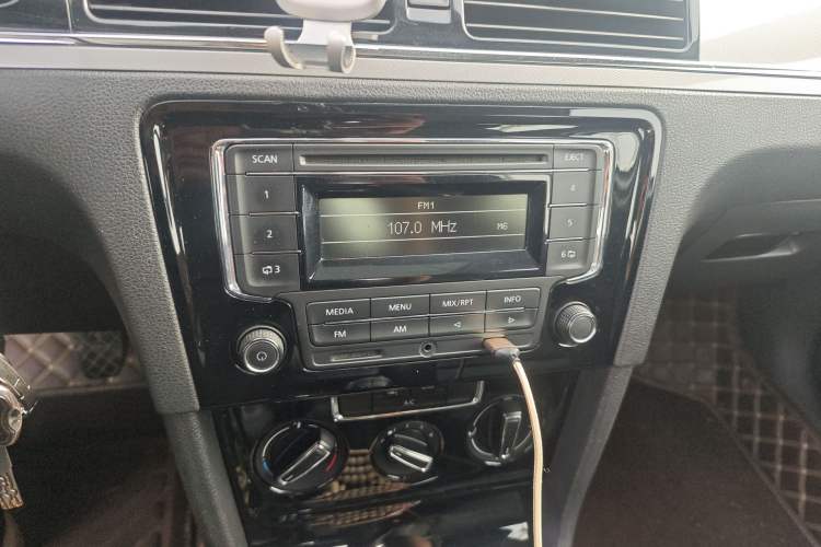 Used Volkswagen Bora 2014 1.6L Manual Comfort Model Audio And AC Panel