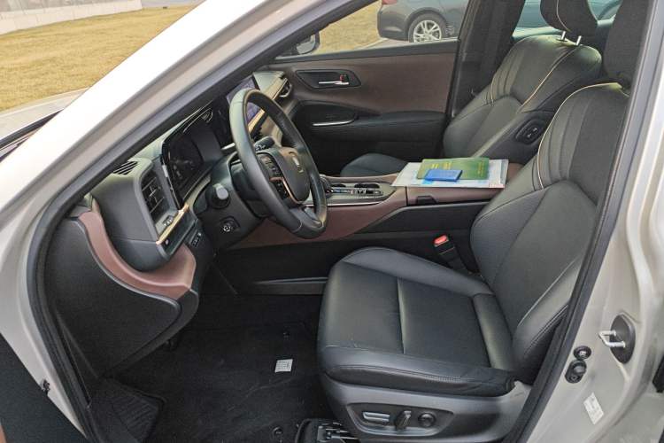 Used Toyota Crown 2023 2.5L SportCross HEV Two-Wheel Drive Prestige Edition Left Front Seat