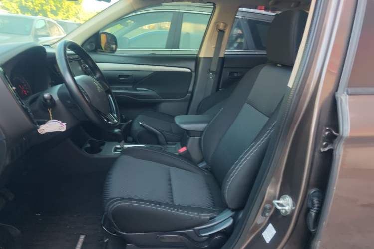 Used Mitsubishi Outlander 2016 2.0L Two-Wheel Drive Value Edition 5 Seats
