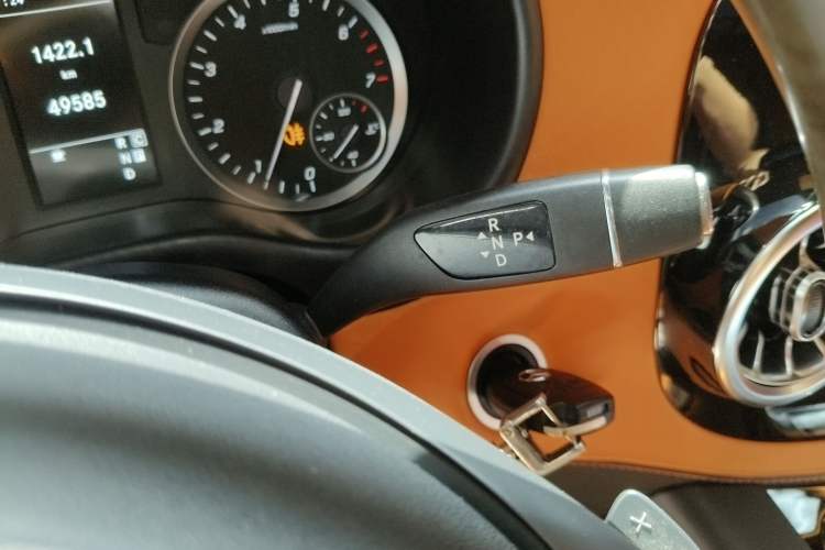 Used Mercedes-Benz Vito 2023 2.0T Elite Version 7 Seats Gear Lever