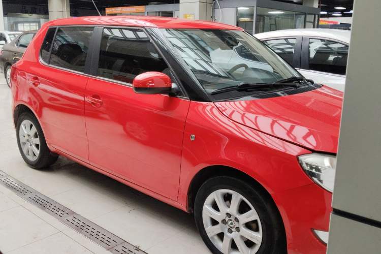 Used Skoda Fabia 2012 1.4L Automatic Crystal Edition Front Right 45 Deg