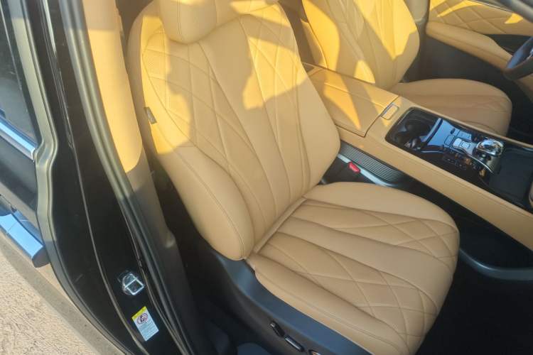 Used Denza D9 2025 DM-i Intelligent Drive 1020 Four-Wheel Drive Prestige Model