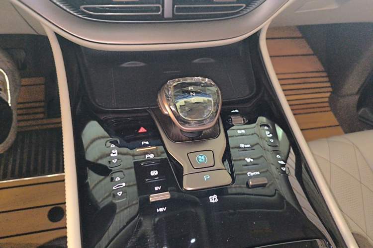 Used Denza D9 2022 DM-i 970 Four-Wheel Drive Flagship Model