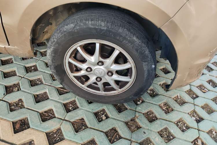 Used BAIC Weiwang M20 2014 1.5L Comfort Version BJ415B Right Front Wheel Hub