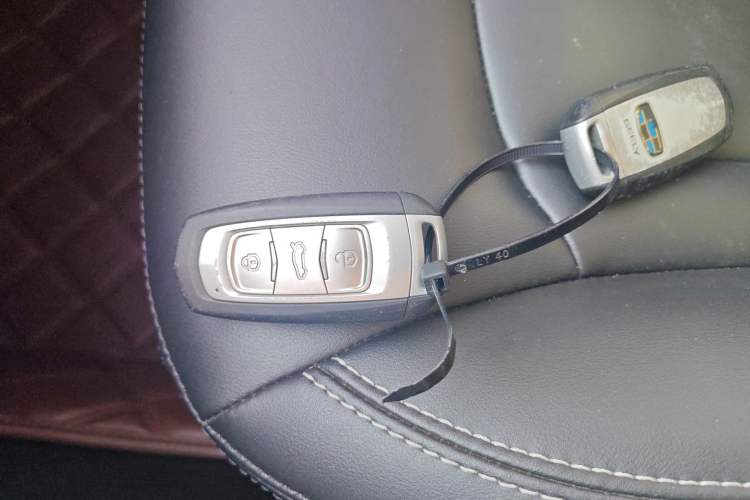 Used Geely Auto Emgrand X7 Sport 2018 1.8TD Automatic Two-Wheel Drive Smart Connect 4G Internet Edition
