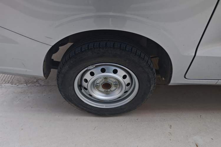 Used Wuling Hongguang V 2022 1.5L Jingqu Edition Electric-Assist LAR Right Rear Wheel Hub