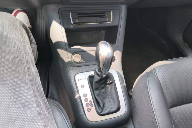 Used Volkswagen Tiguan 2015 1.8TSI Automatic All-Wheel-Drive Luxury Model Gear Lever