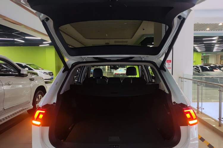 Used Volkswagen Tiguan L 2020 330TSI Automatic Two-Wheel Drive Smart Luxury Edition China VI Standard
