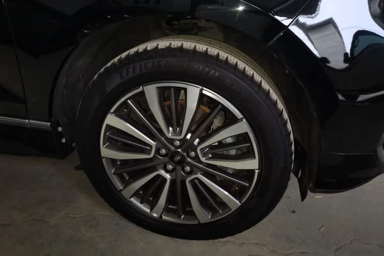 Used Ford Edge 2021 PLUS EcoBoost 245 Two-Wheel-Drive Titanium 7-Seater Right Front Wheel Hub