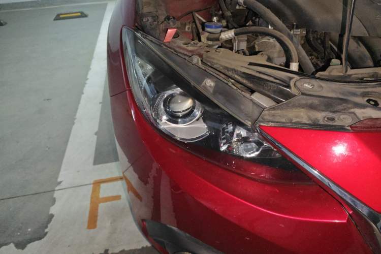 Used Mazda 3 Axela 2014 Sedan 1.5L Automatic Luxury Model
