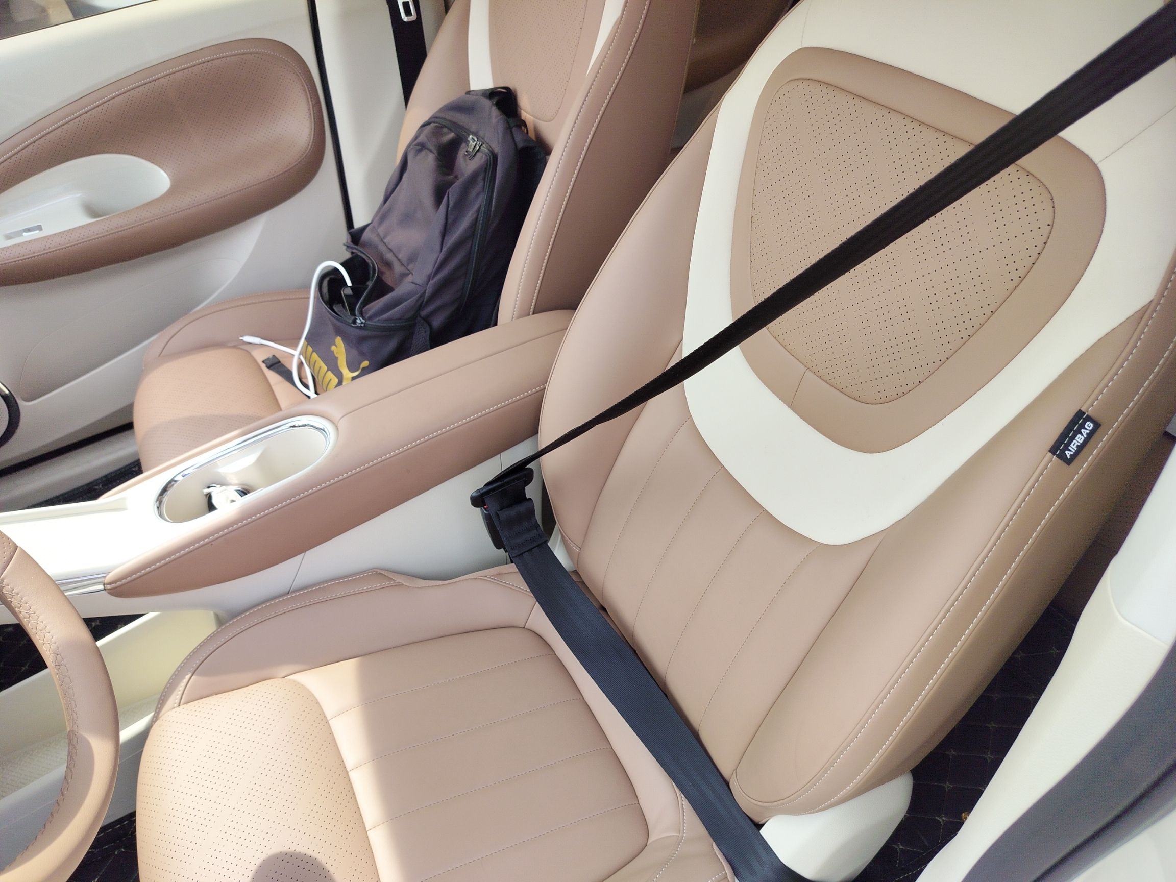 Переднее сиденье в автомобиле