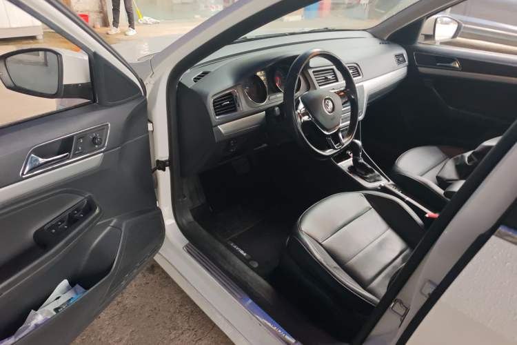 Used Volkswagen Gran Lavida 2015 1.6L Automatic Comfort Edition Driver Seat