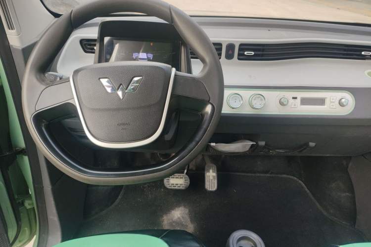 Used Wuling Hongguang MINIEV 2021 Macaron Fashion Model Lithium Iron Phosphate Steering Wheel