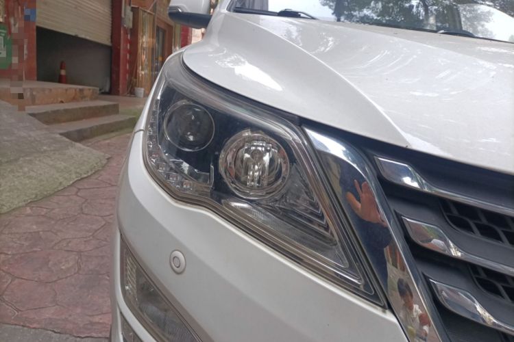 Used Baojun 560 2015 1.8L manual luxury version Right Front Headlight