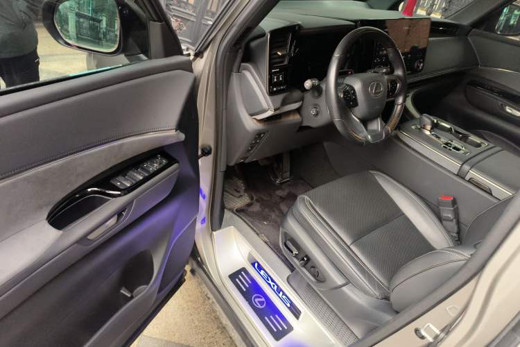 Used Lexus LM 2023 350h Seven-Seat Elegant Edition Driver Seat