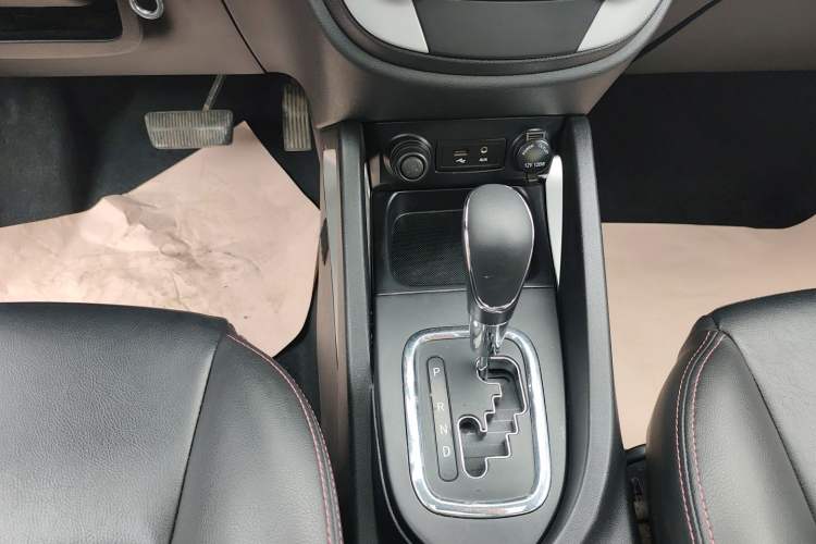 Used CHANGAN CS35 2015 1.6L Automatic Luxury Model China IV Standard Gear Lever