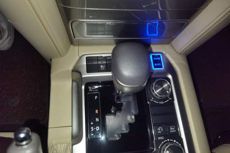 Used Toyota Land Cruiser 2018 4.0 GX-R Eight Cylinders No Winch Outboard Mount Middle East Gear Lever