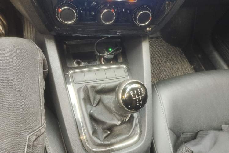 Used Volkswagen Sagitar 2015 230TSI Manual Comfort Version Gear Lever