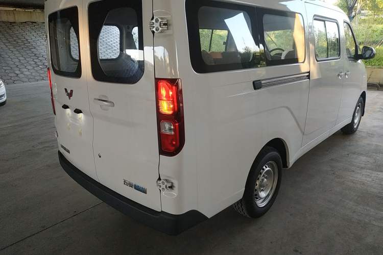 Used Wuling Yangguang 2024 300KM Comfort Version Passenger Van 75kW