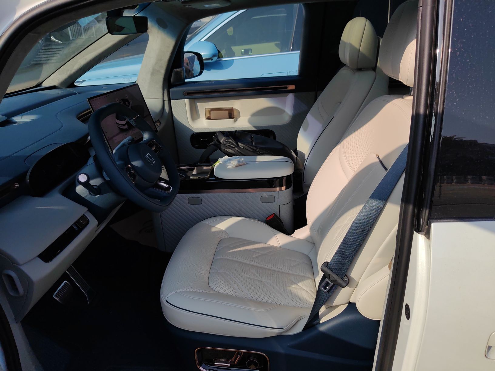 Переднее сиденье в автомобиле