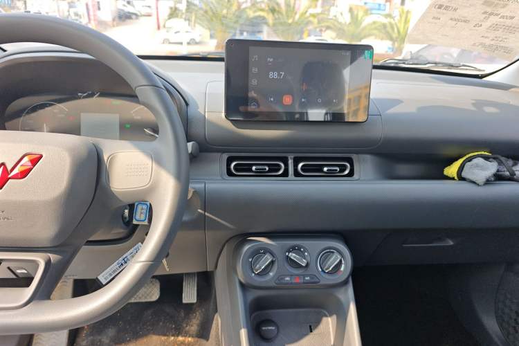 Used Wuling Hongguang New Energy 2025 Extended-Range Hybrid 50 km Standard Version Audio And AC Panel