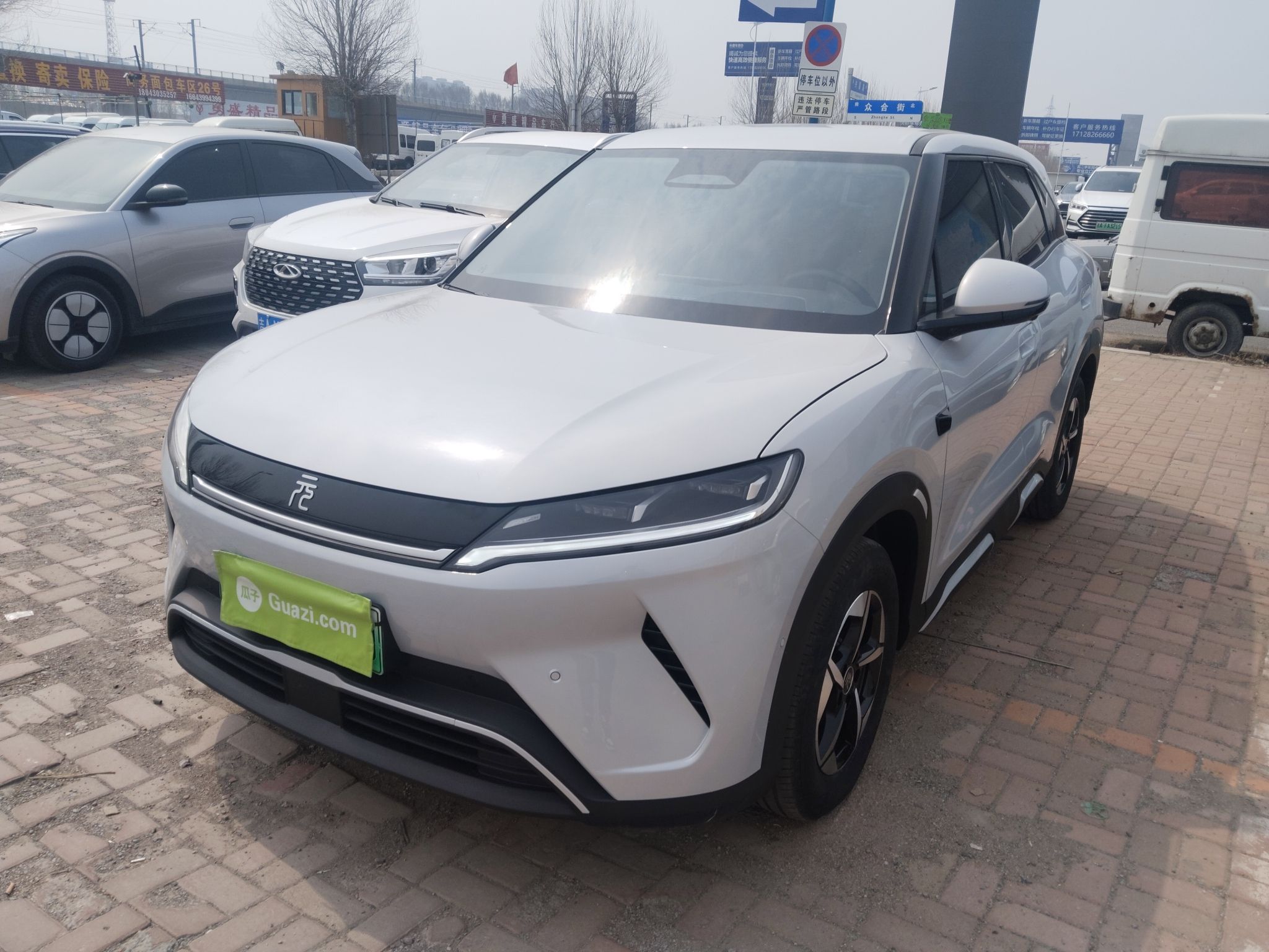 Под передней частью автомобиля