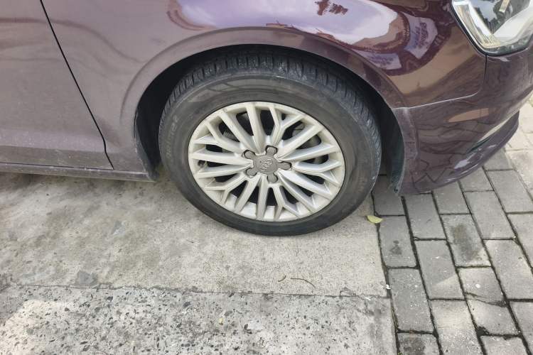 Used Audi A3 2016 Limousine 35 TFSI Ambition Edition Right Front Wheel Hub