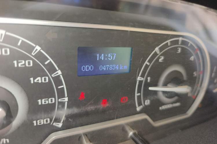 Used SAIC MAXUS Xintu V80 2019 2.5T Classic Edition 6-Speed Manual – Aoyuntong Modified Version Short Wheelbase Mid-Height Roof 5/6 Seats Odometer Close Up