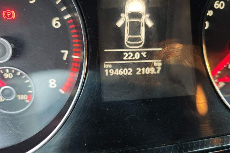 Used Volkswagen Magotan 2013 1.8TSI Luxury Model Odometer Close Up