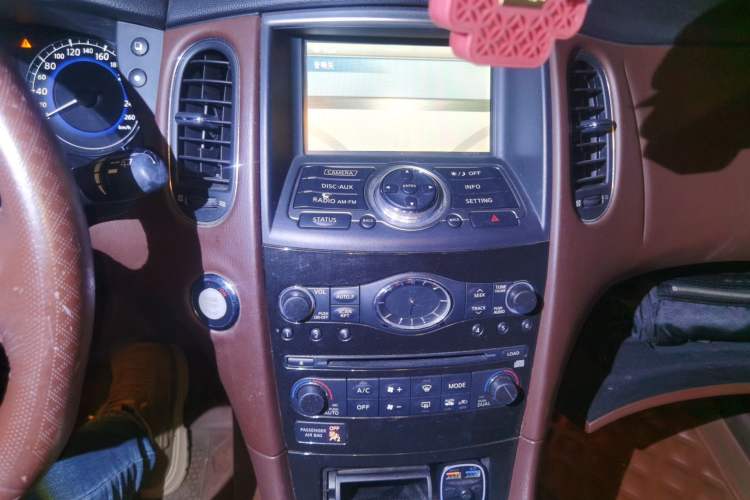 Used Infiniti QX50 2013 2.5L Two-Wheel-Drive Elegant Edition
