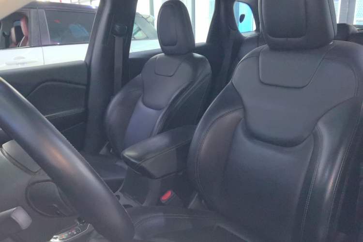 Used Jeep Cherokee 2019 2.0T Two-Wheel Drive Smart Enjoyment Version China V