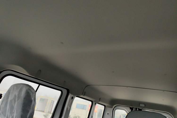 Used Wuling Yangguang 2024 300KM Comfort Version Passenger Van 75kW