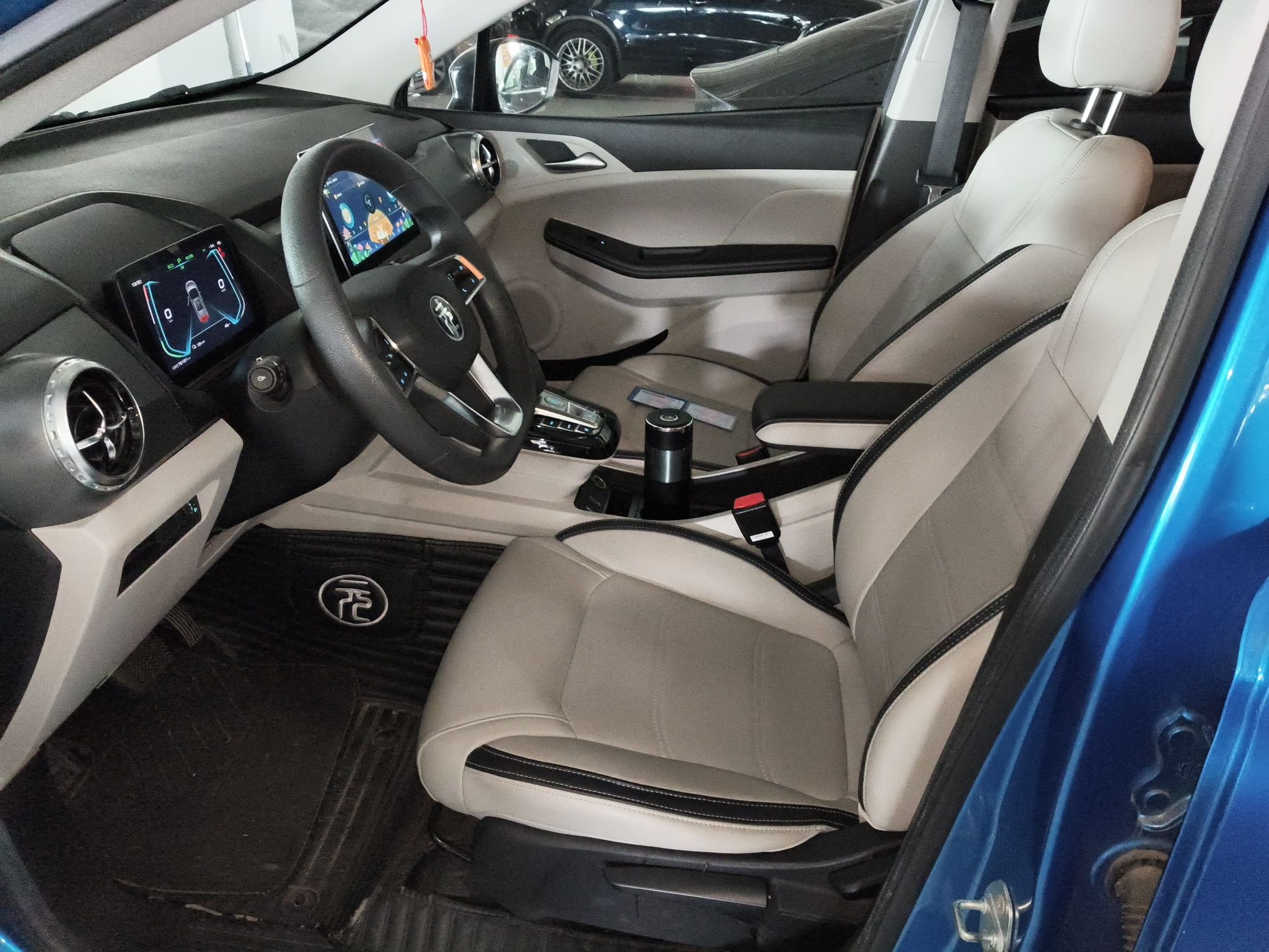 المقاعد الأمامية داخل السيارة