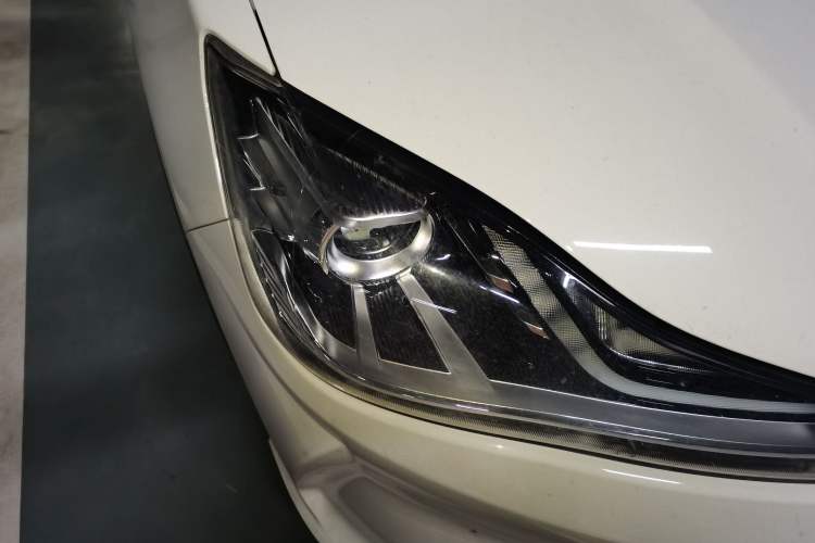 Used NETA V 2021 Long-Range Entertainment Edition Upgrade Model Right Front Headlight