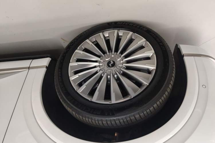 Used ONVO Luxeed L90 2025 Model—Ultra Six-Seater Version Exterior 4